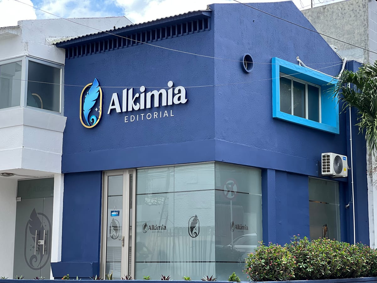 Fachada azul de la sede de Alkimia Editorial, con el letrero de la pluma